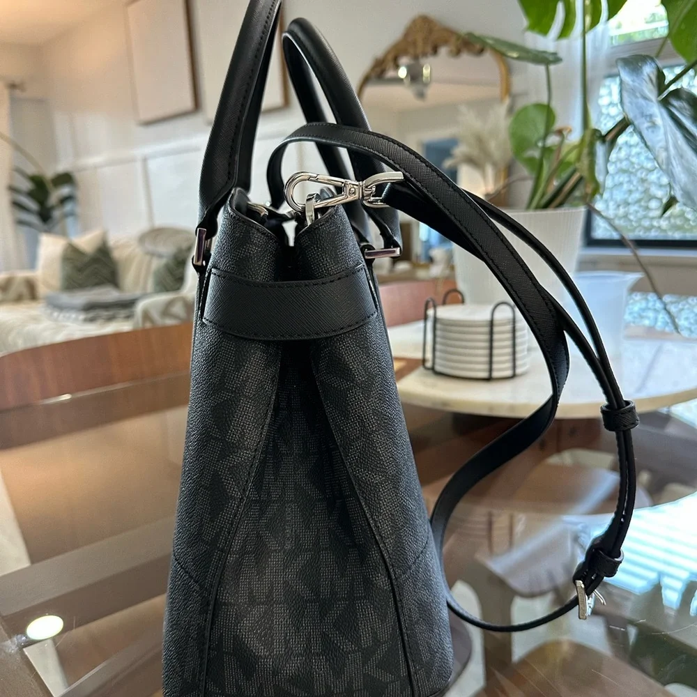 Black Michael Kors Lynn Monogram Satchel
